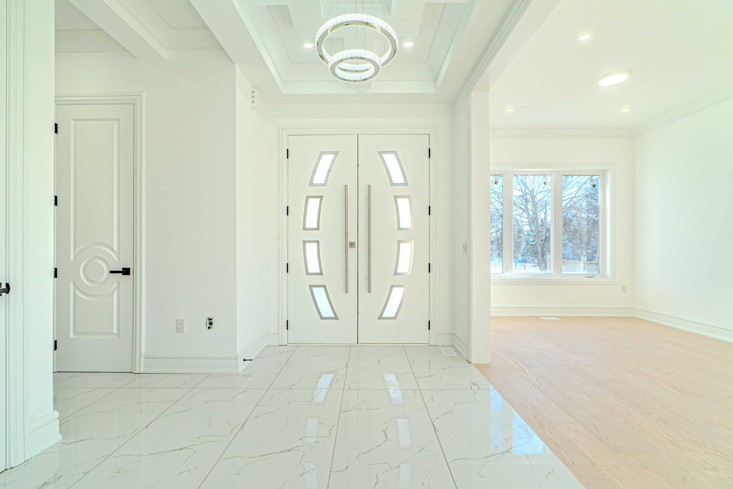 Builder guiding client walkthrough in GTA